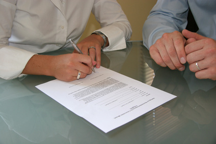 ¿Qué ventajas y desventajas poseen los contratos de trabajo a término fijo e indefinido? 