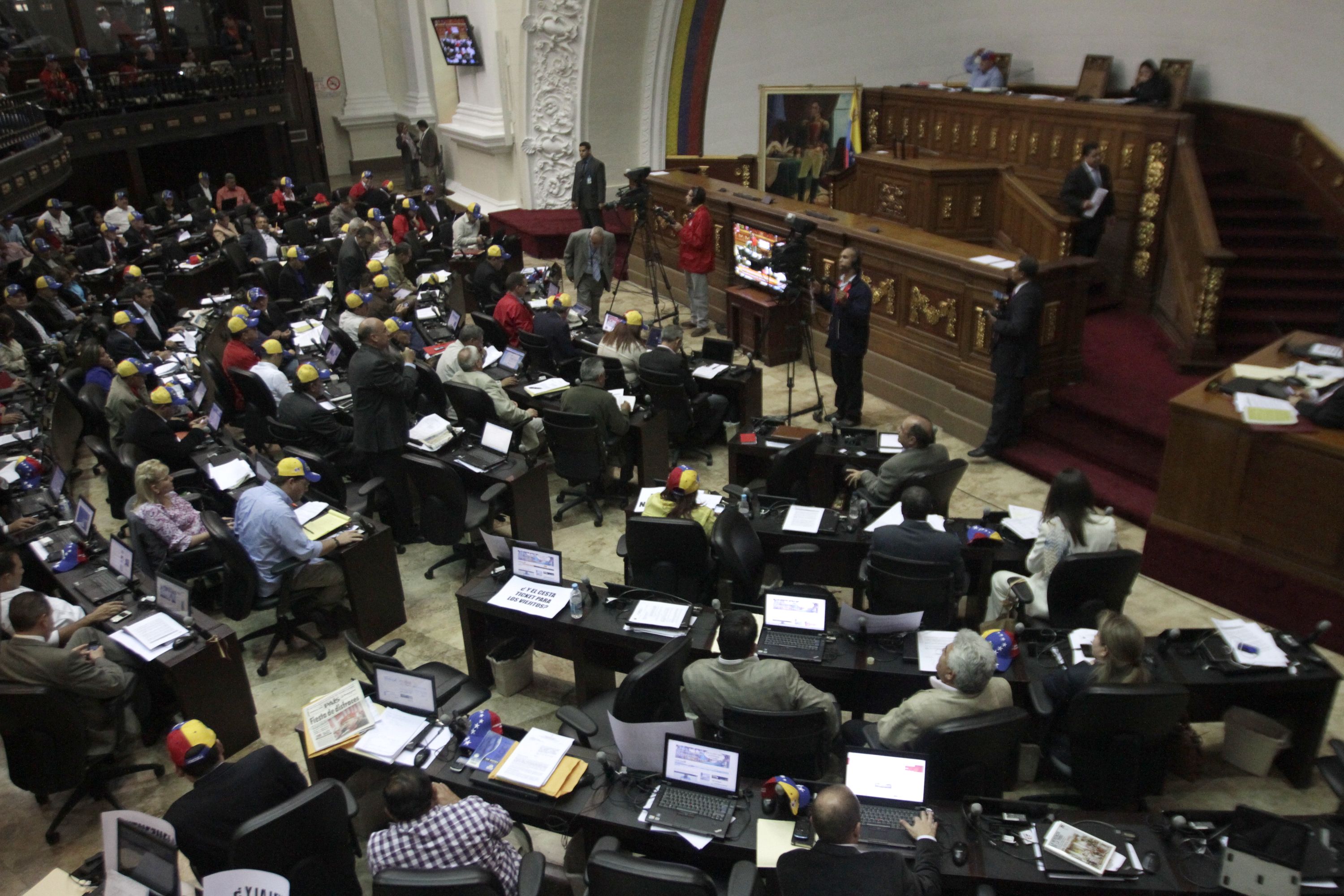 Asamblea de Venezuela solicita declarar persona no grata al expresidente Álvaro Uribe