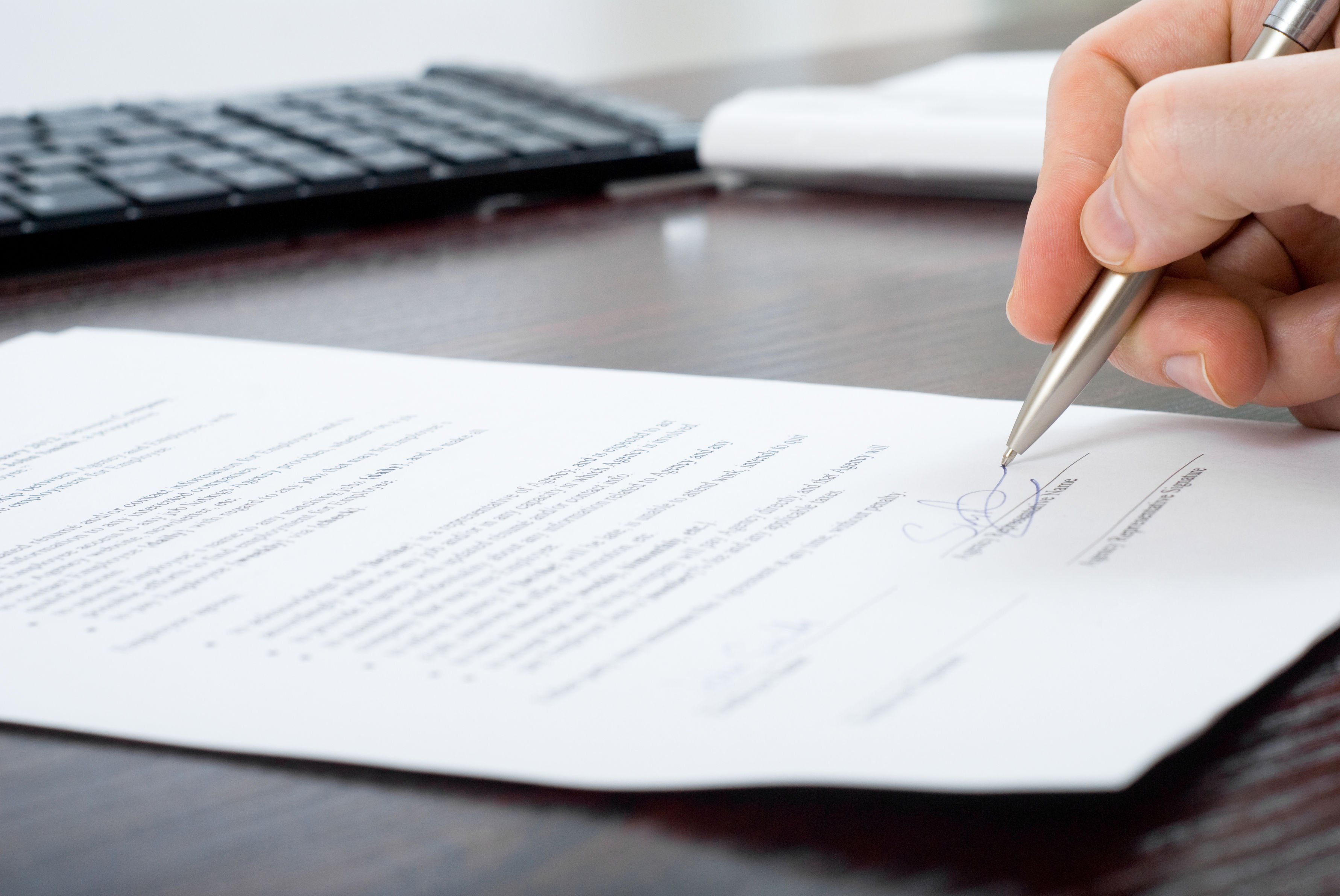 ¿Cuándo termina el contrato de agencia y qué efectos genera?