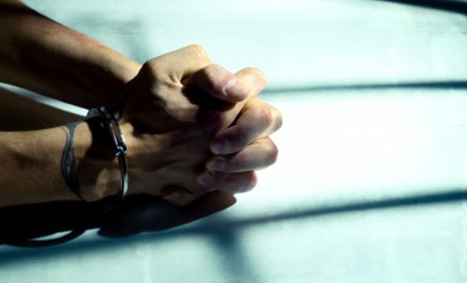 ¿Qué considera la ley como delito contra la integridad moral?