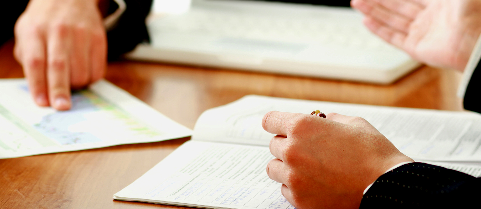 ¿Qué caracteriza al contrato de usufructo?